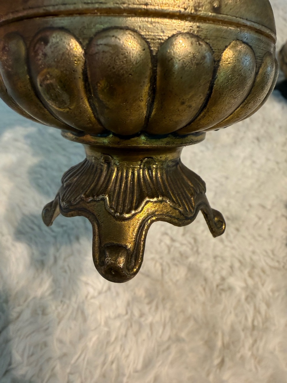 2~Vintage ornate footed brass pitchers/vases - Picture 4 of 7